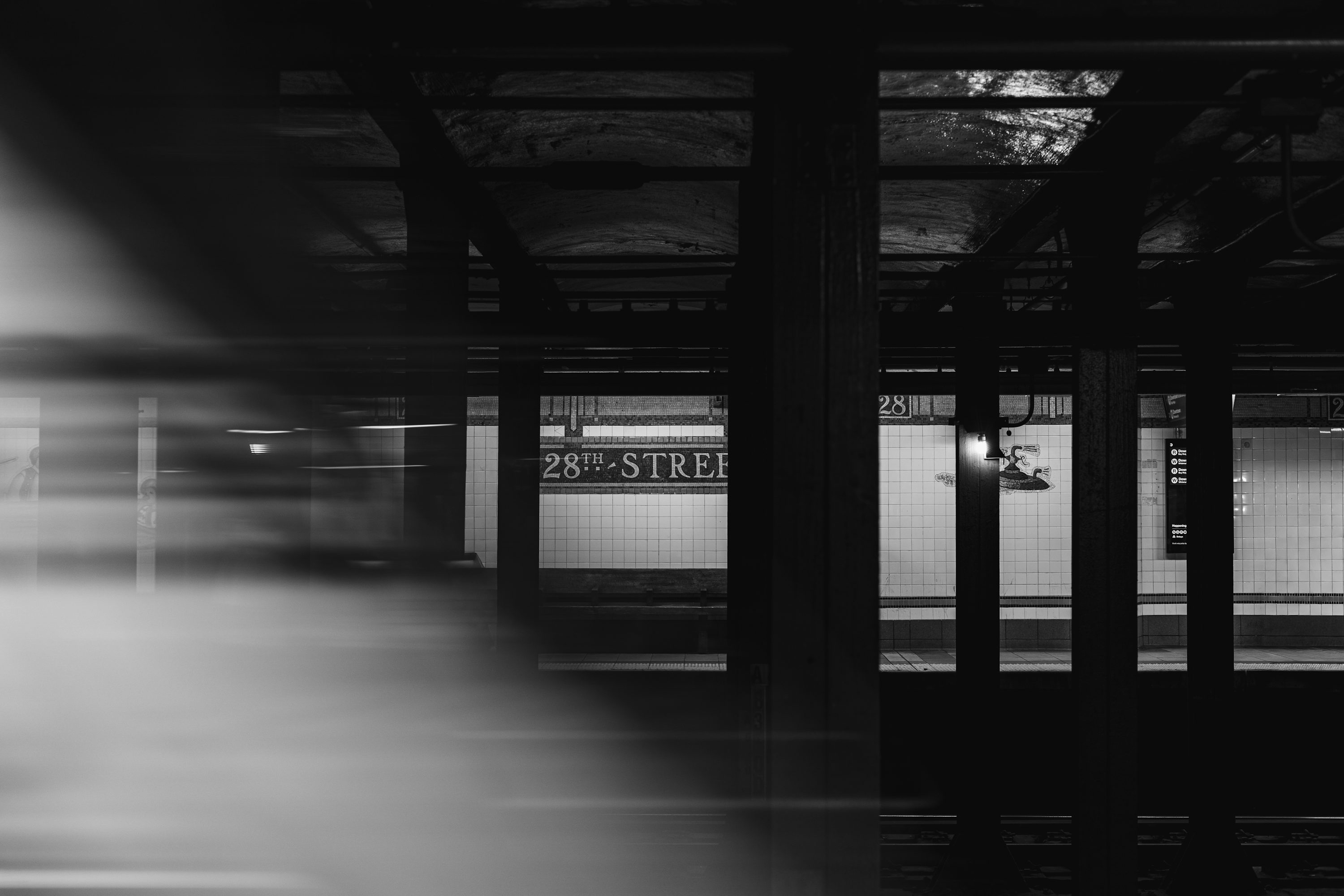 Train flou passant devant une station de métro la nuit