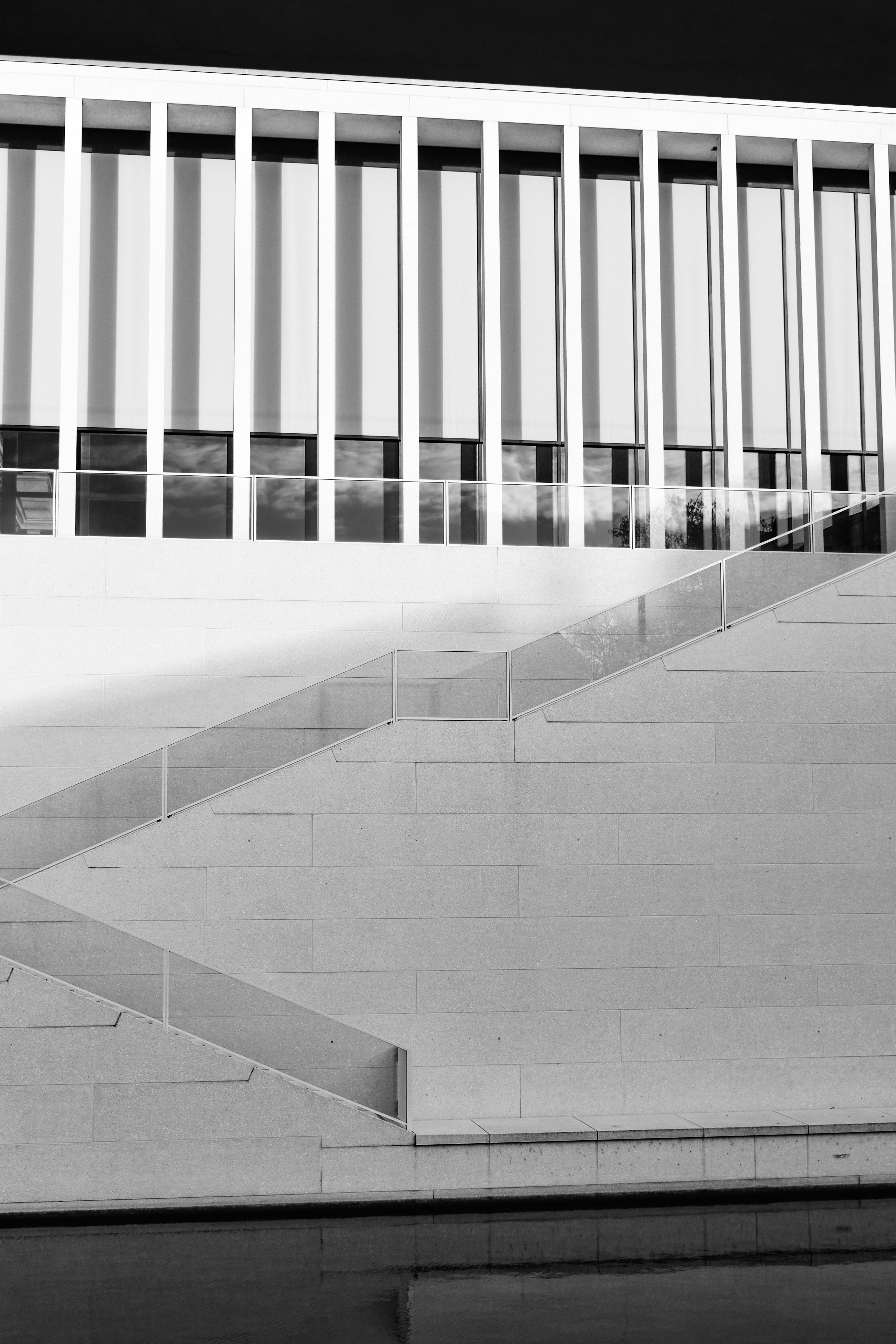 Façade de bâtiment moderne avec motifs géométriques et escaliers