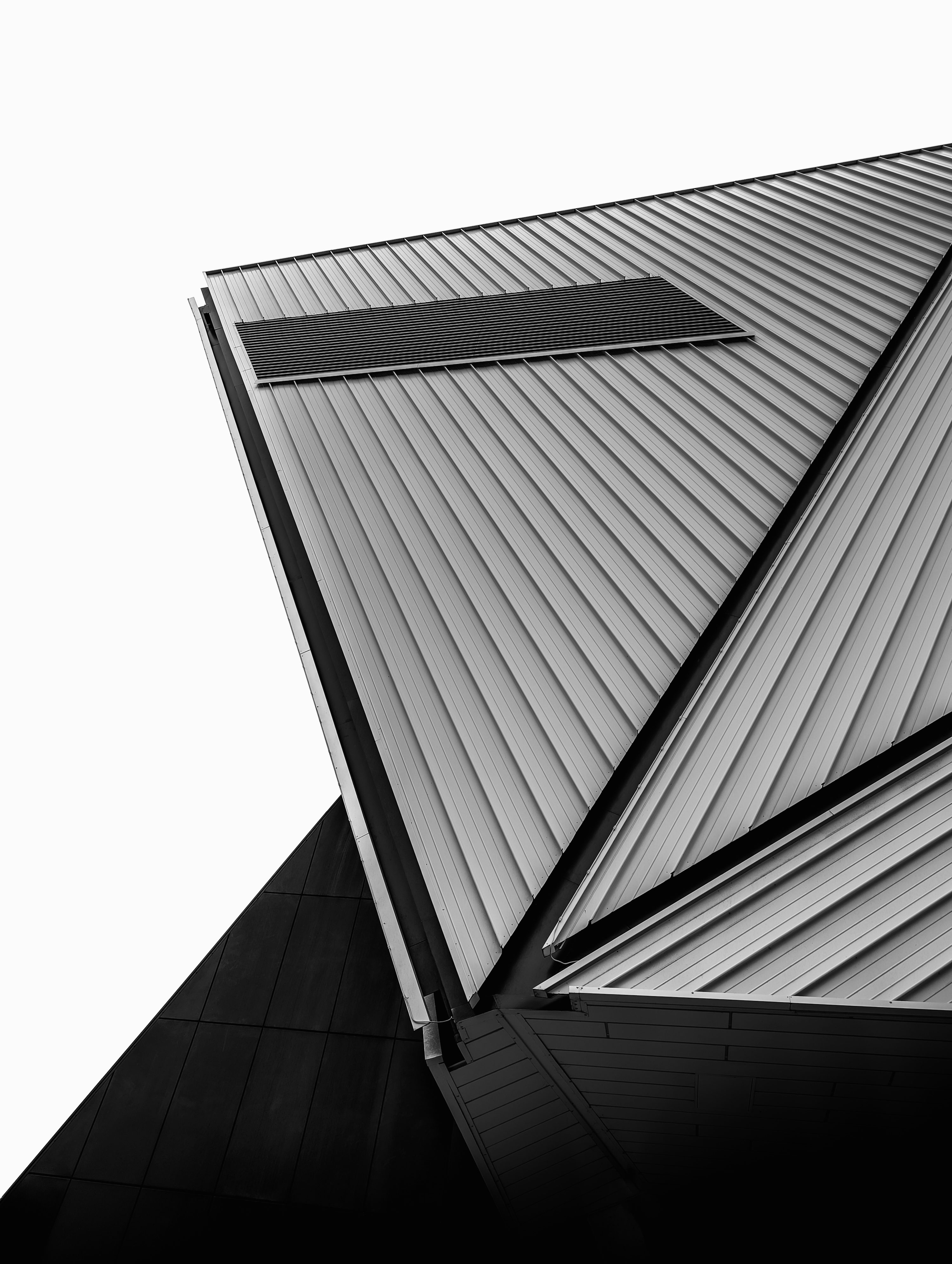 Toit de bâtiment moderne aux lignes géométriques