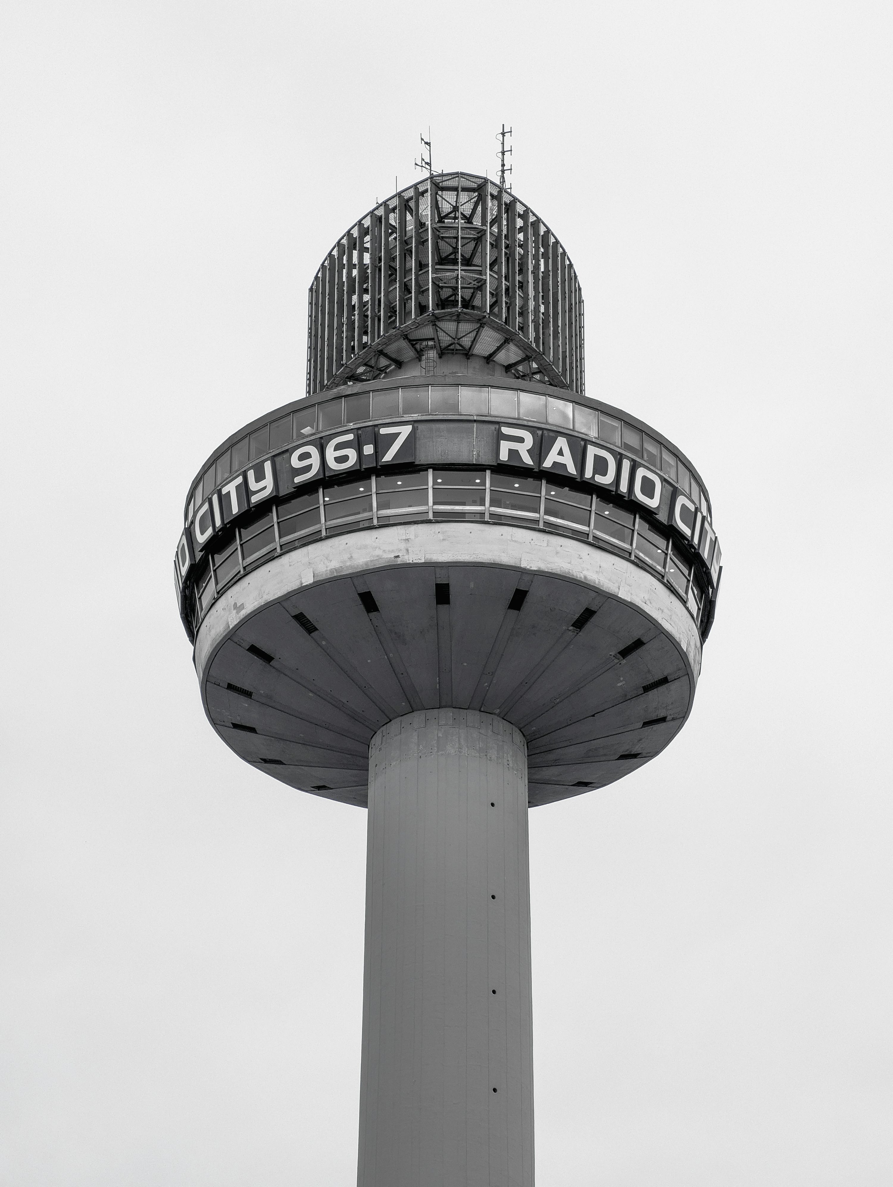 Tour de la ville radio contre un ciel nuageux