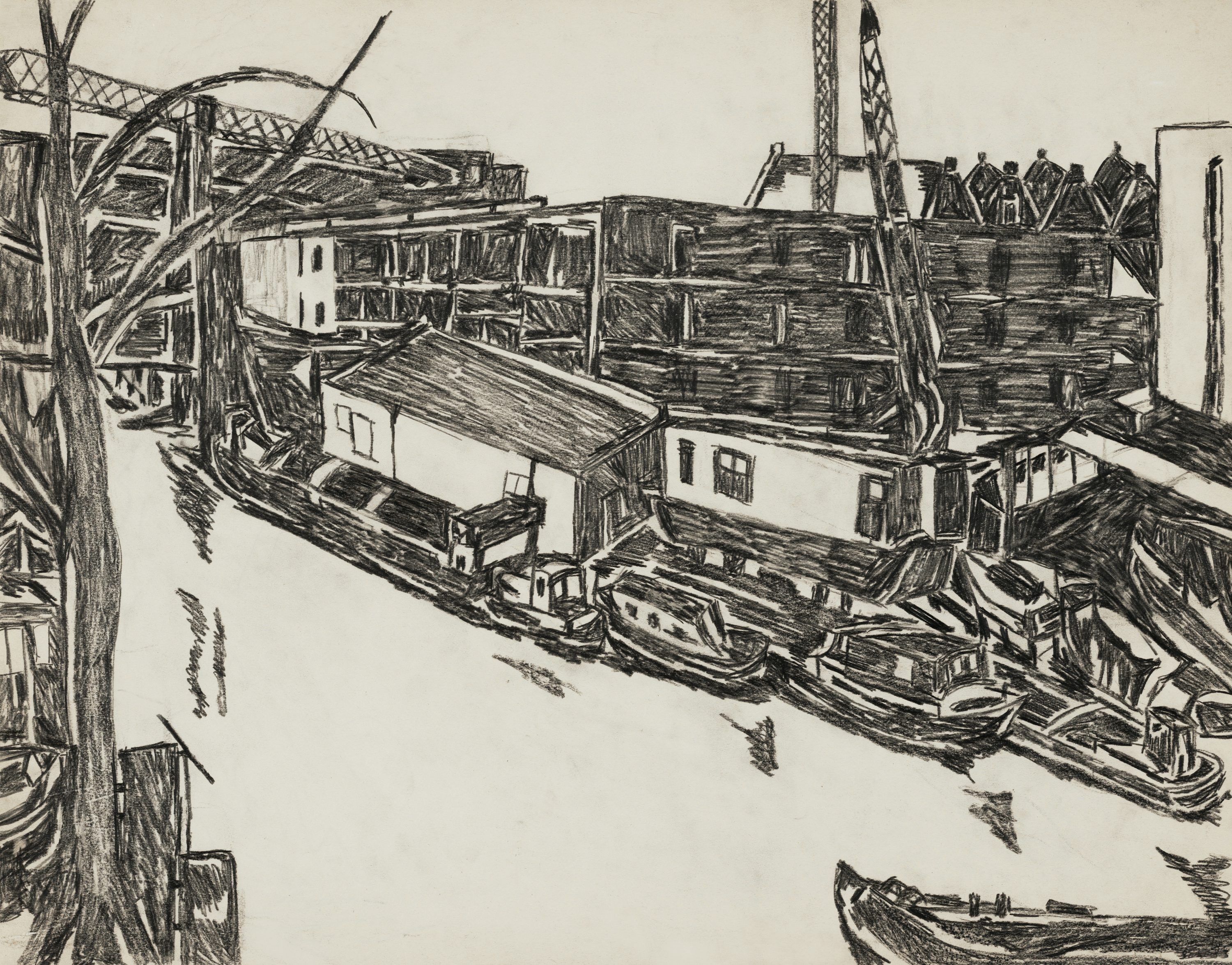 Des péniches amarrées le long d’un canal avec des bâtiments et des grues.