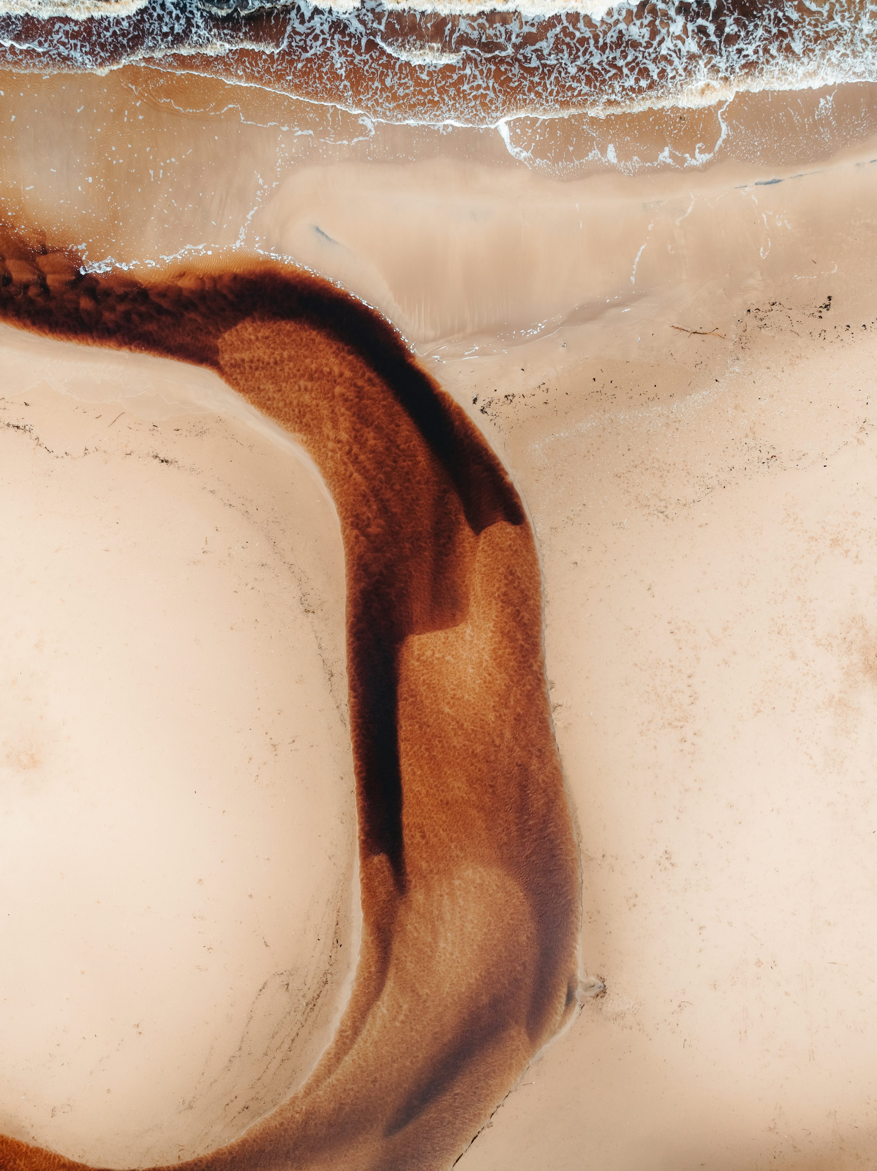 Vue aérienne d’une rivière qui se jette dans l’océan