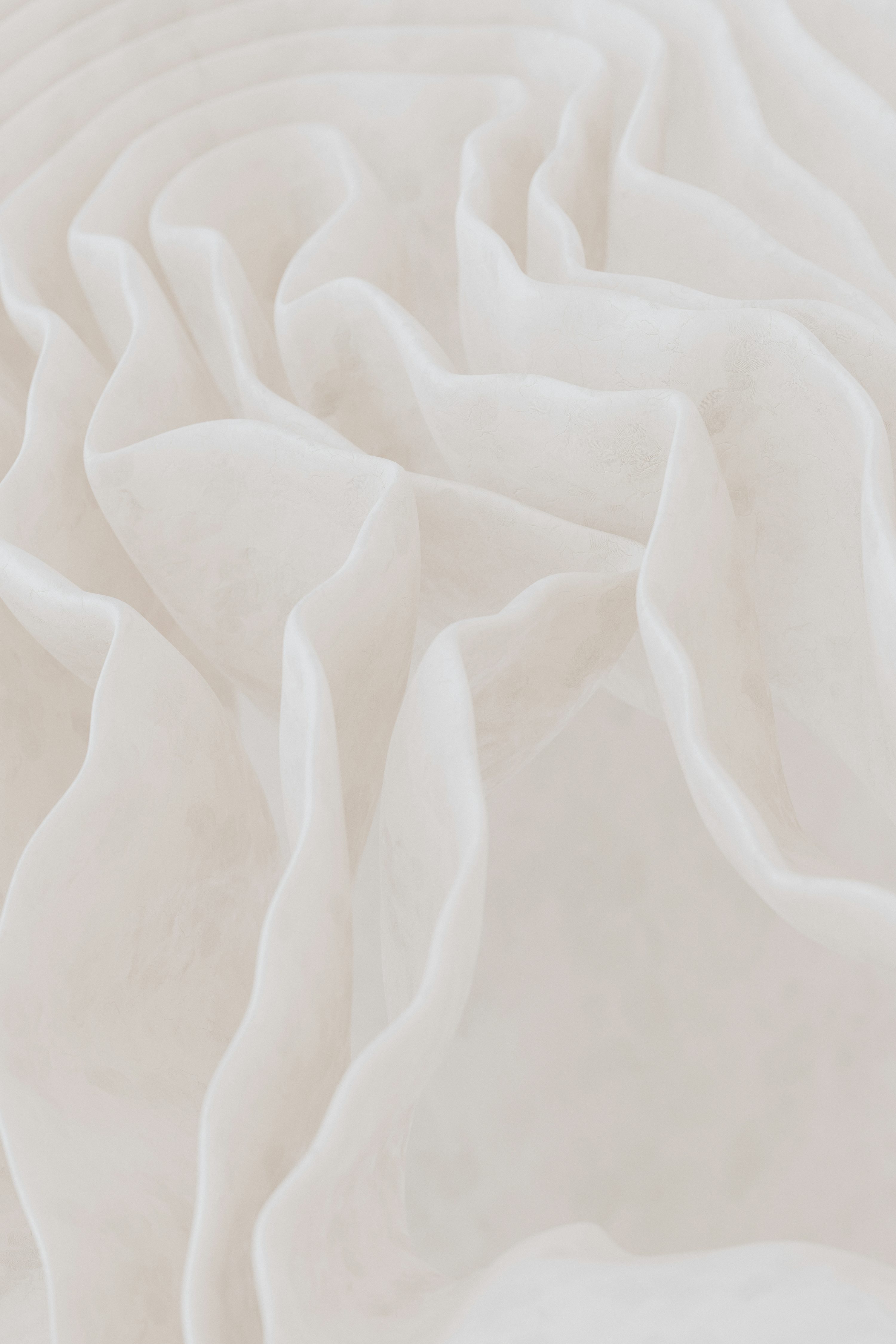 Le tissu blanc doux se plie avec une texture douce.