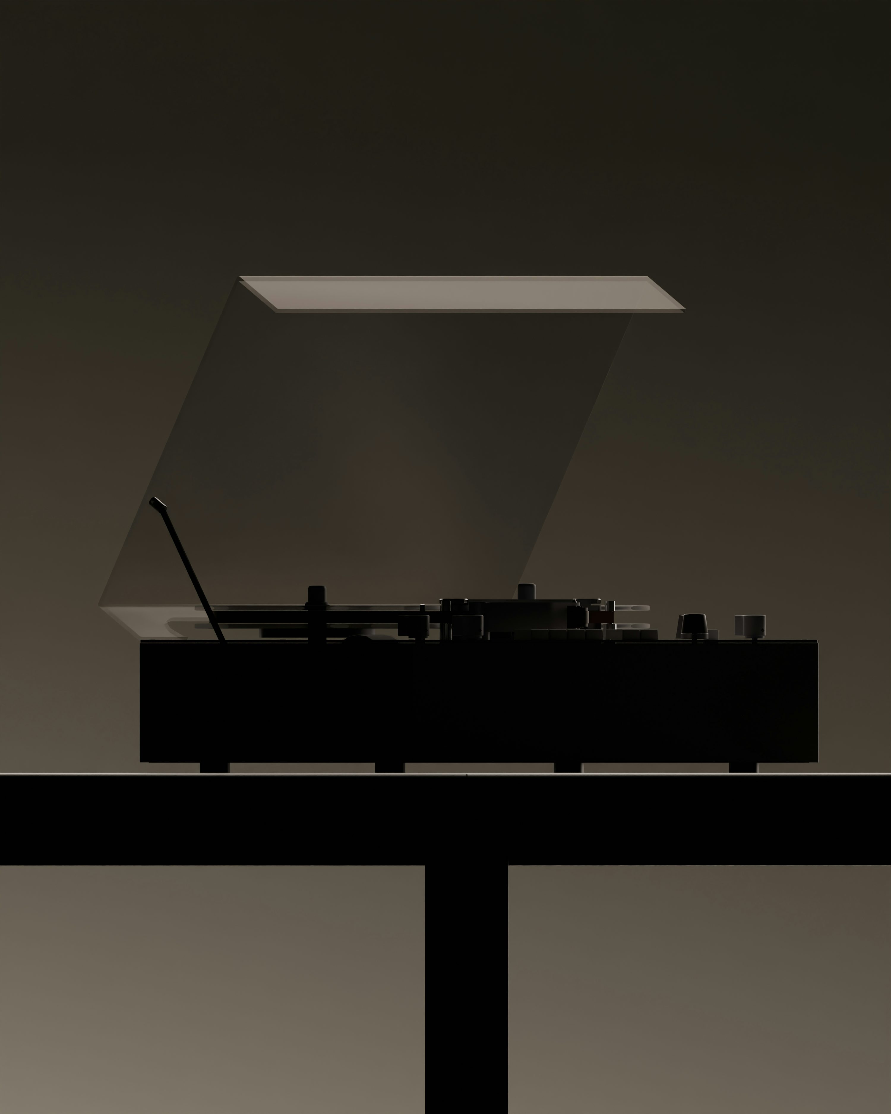 Une platine vinyle noire avec son couvercle ouvert