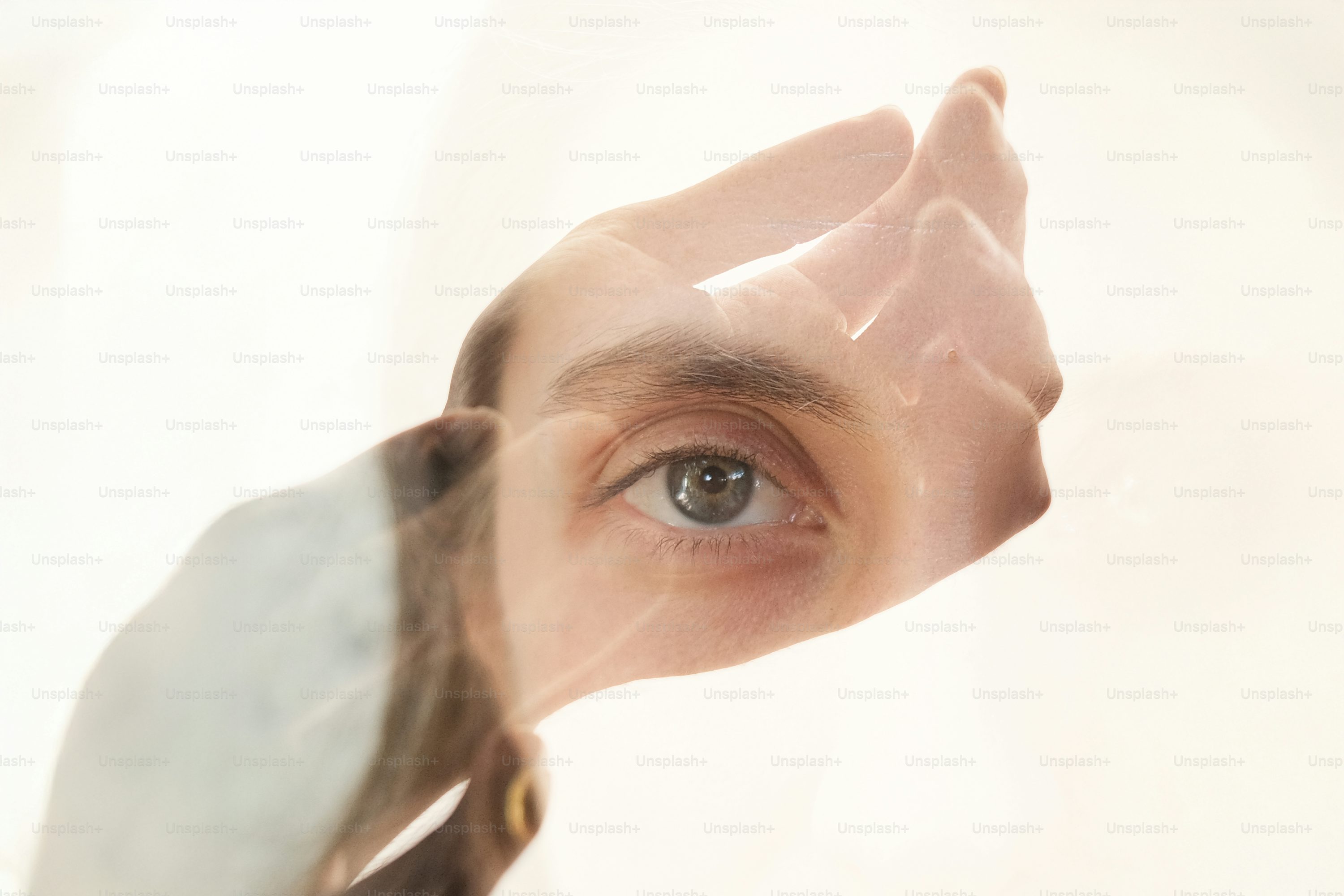 Un œil et une main sont superposés de blanc.