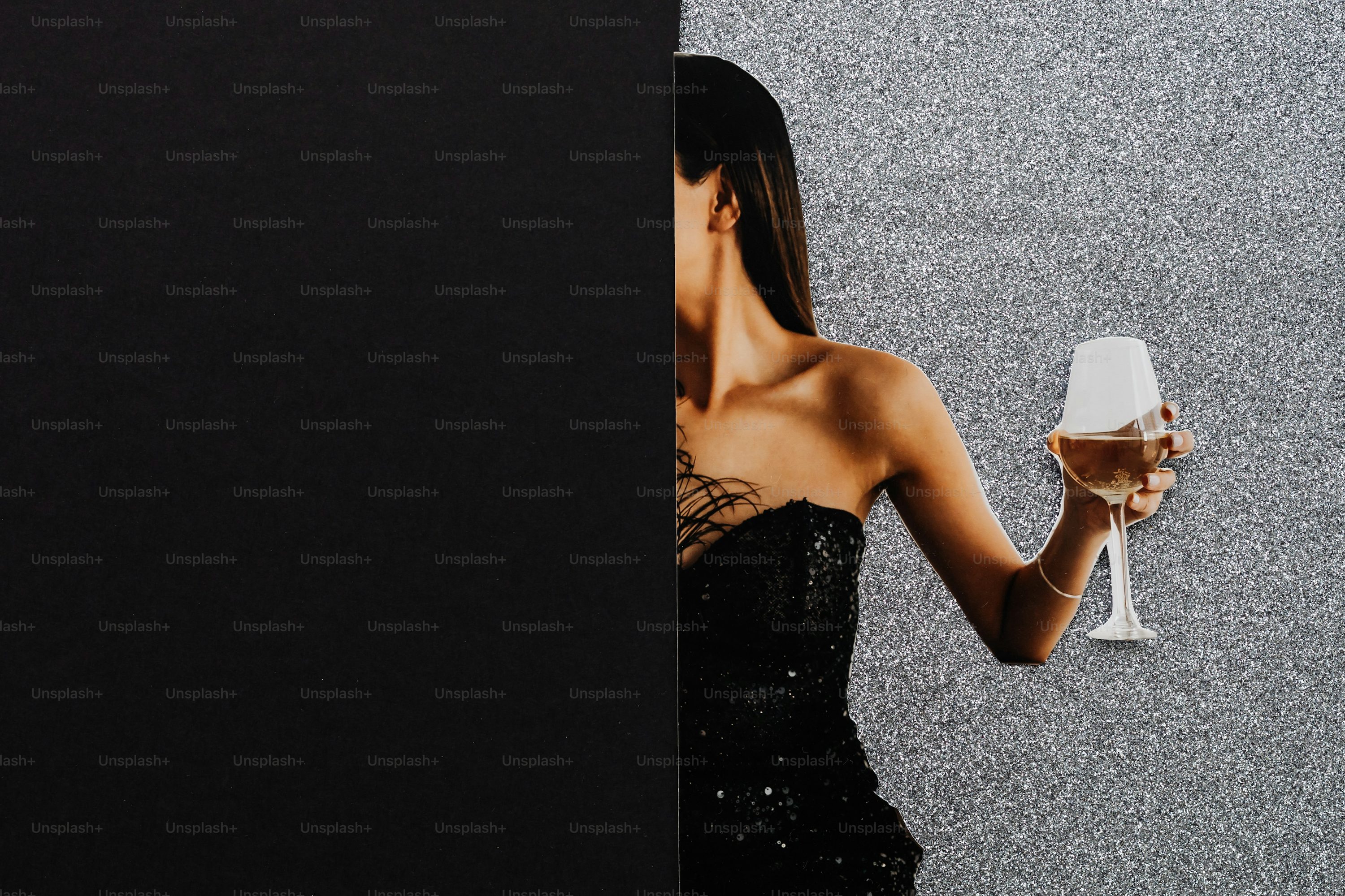 Femme en robe scintillante tenant une coupe de champagne