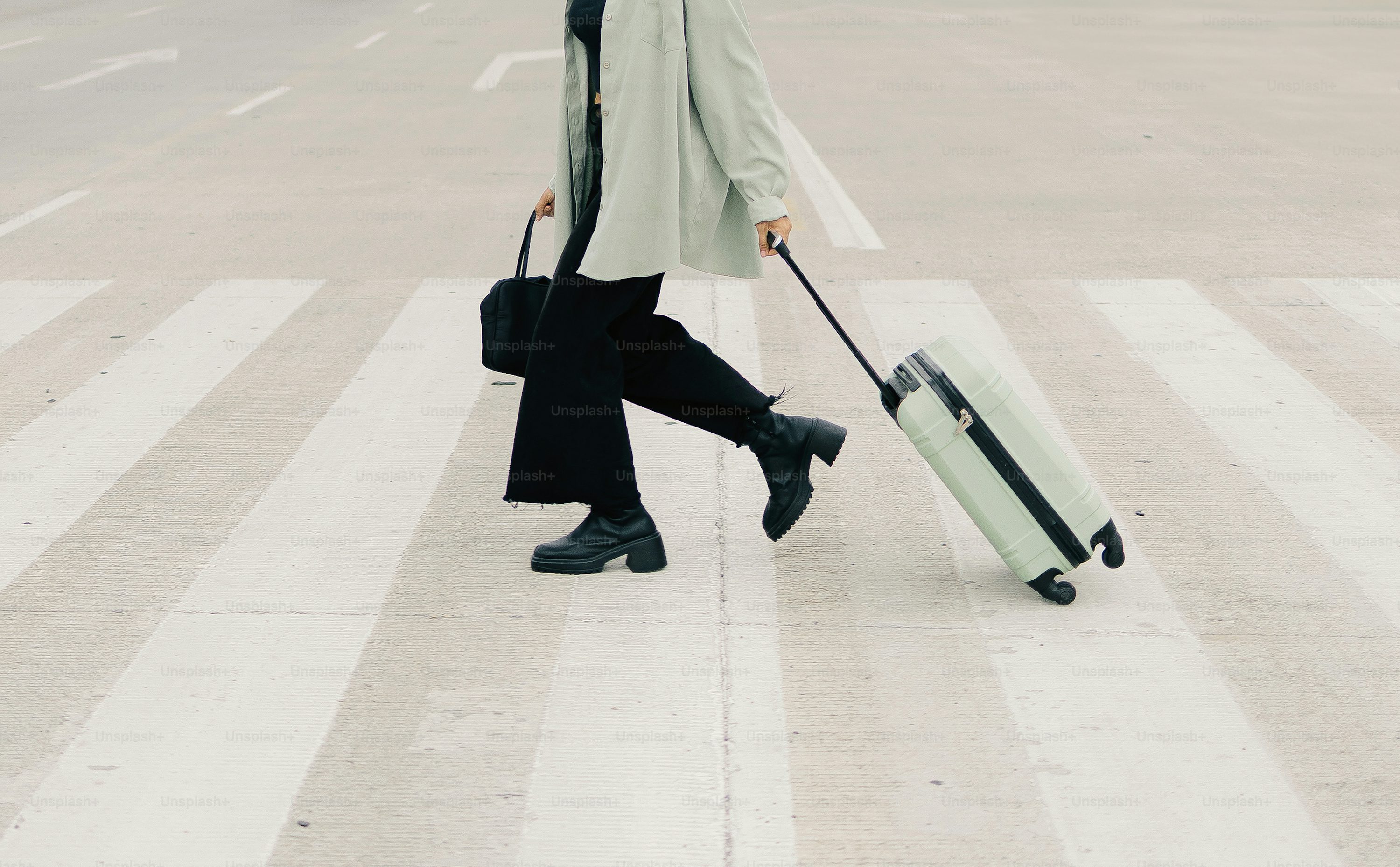 Personne avec des bagages traversant une rue